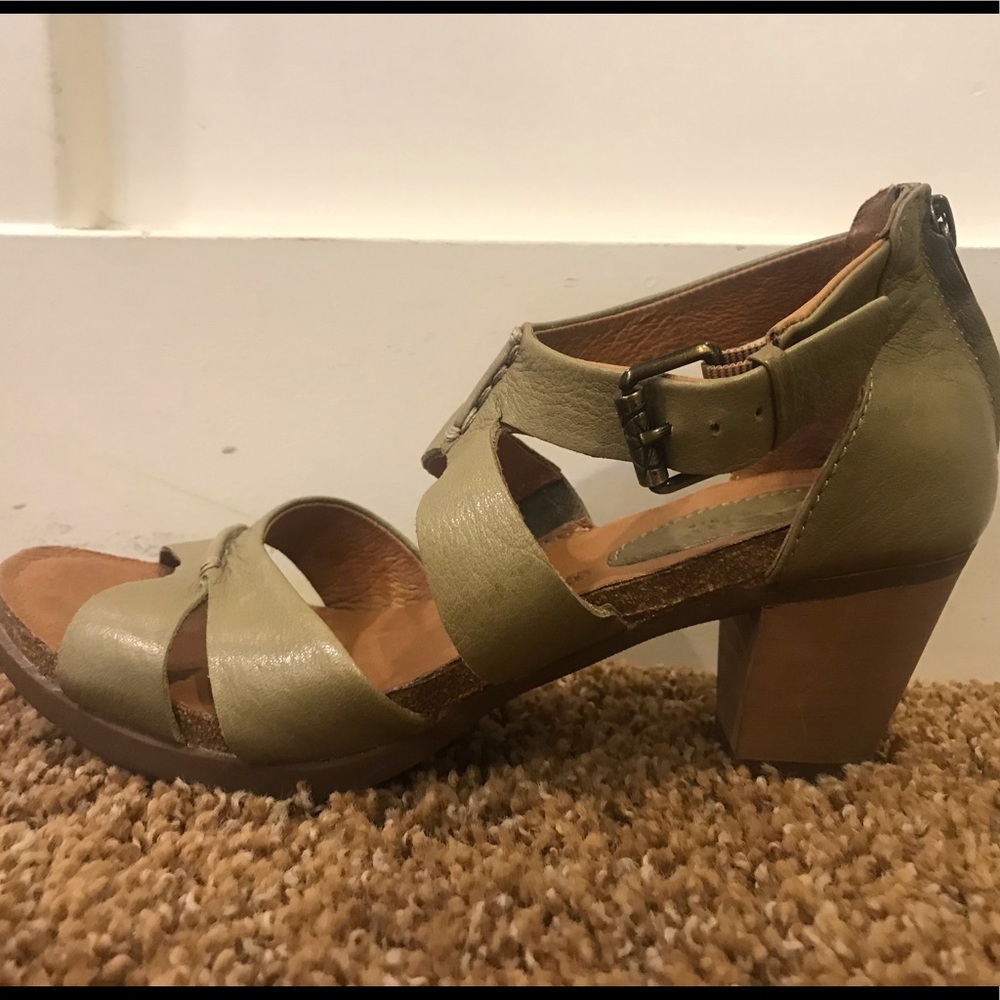 Bussola mud green wedge